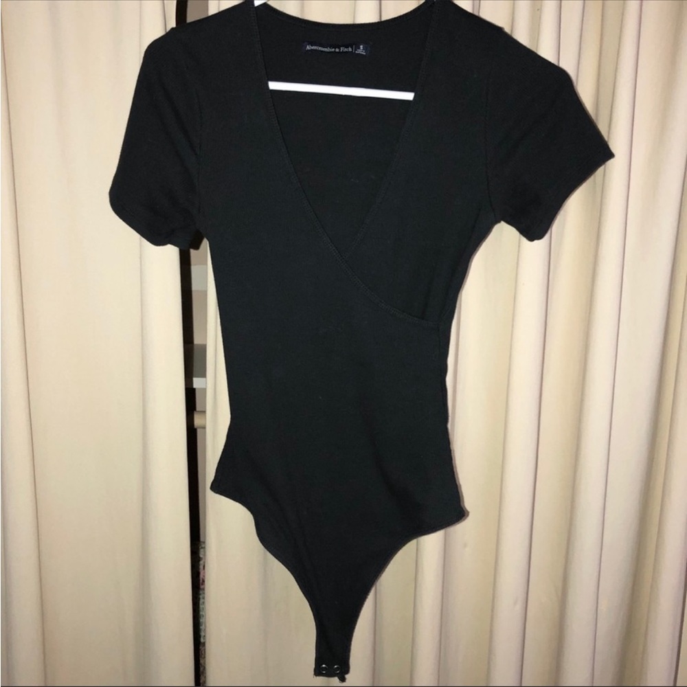 A&F- Front Crossed Ribbed Short Sleeve Bodysuit